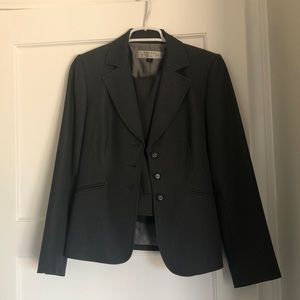 TAHARI business suit